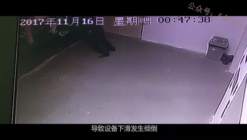 两起手动液压叉车事故警示教育片，可下载！(1)
