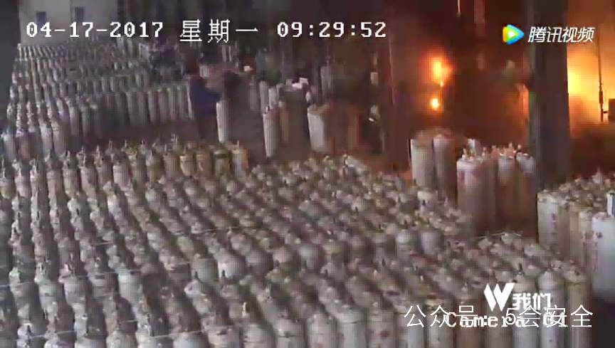 乙炔气瓶爆炸引燃近百钢瓶事故