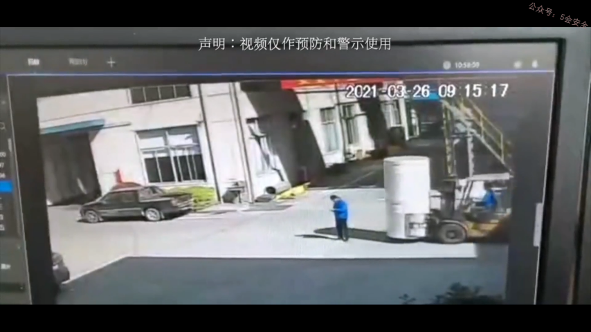 事故监控：载物过高的叉车司机撞死低头看手机的同事