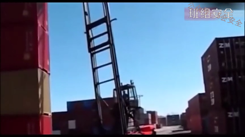 十三个叉车“送死”瞬间，看完安全意识瞬间提升至100%！