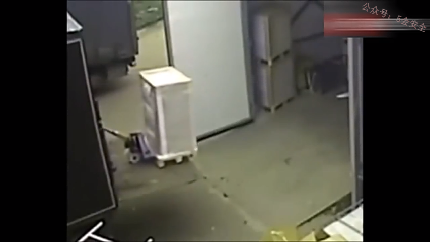 叉车事故，非常惨烈 超清(720p)