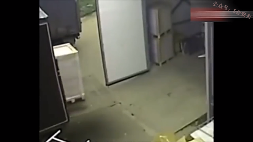 叉车事故，非常惨烈 超清(720p)