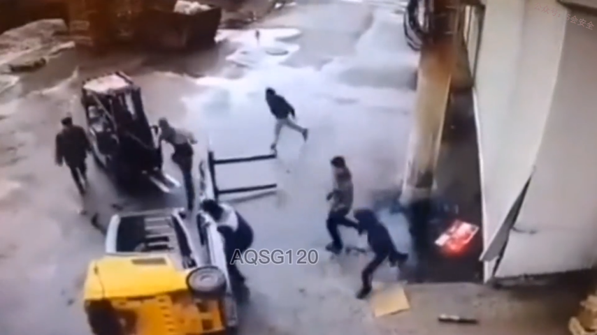 叉车“救”叉车砸死违章驾驶员！