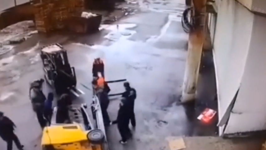 叉车“救”叉车砸死违章驾驶员！
