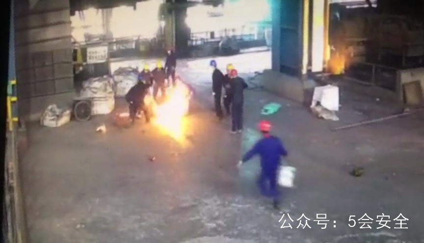 炼钢炉钢水喷溅造成人员死亡事故警示