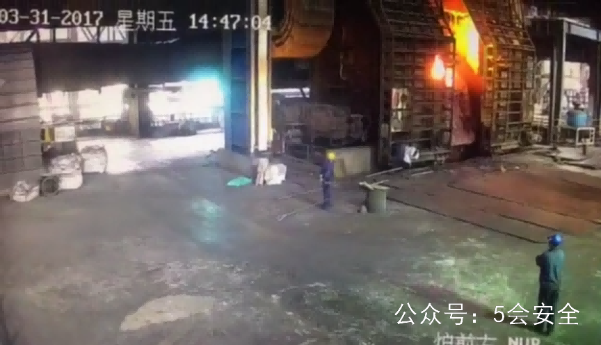 炼钢炉钢水喷溅造成人员死亡事故警示